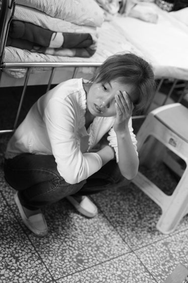 女兒熟睡之后，媽媽總會(huì)一個(gè)人想很多，女兒的病情、巨額的醫(yī)療費(fèi)用時(shí)刻充斥著她的大腦，年輕的媽媽在這種情境下變得憔悴了很多，她不知道小彬嫻什么時(shí)候會(huì)好起來，帶著她穿梭在小公園里看著她稚嫩的笑。