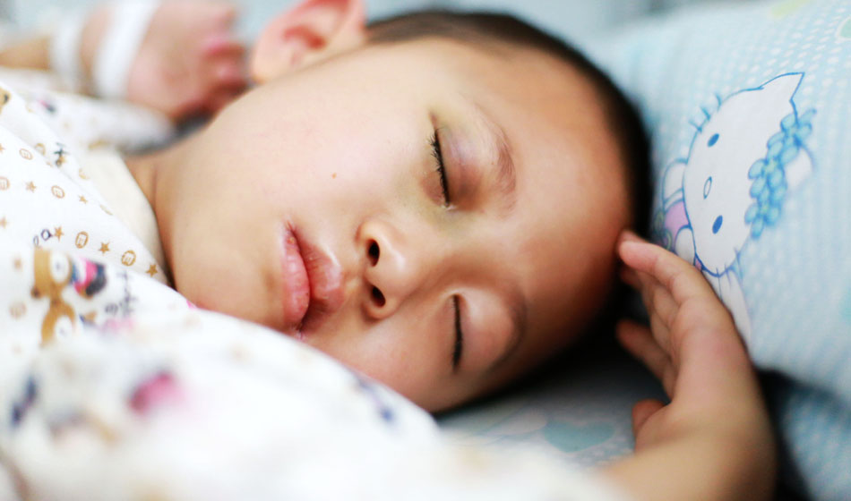小彬嫻眼部、嘴部、脖子等出血點(diǎn)致使她無法吃硬東西，不小心劃破一下對(duì)她就是最大的損失，每個(gè)人都在保護(hù)著她，包括幼小的她自己。