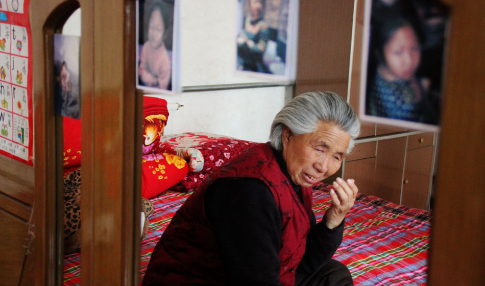 小彬嫻80歲的老奶奶每天在家祈禱小彬嫻早日回來?！袄夏棠套钣H”這是小彬嫻對(duì)“誰最親”這個(gè)問題最多的回答，小彬嫻和老奶奶就像是一對(duì)好朋友，兩個(gè)人在一起總是歡聲笑語。而現(xiàn)在，老奶奶每天看著鏡子前的小彬嫻的照片就會(huì)淚流滿面。