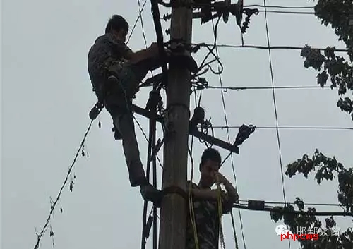 8月8日下午，邯臨路與高鐵橋交匯處北行200米燕莊村一名電工被困在電線桿上，急需救援。接到報警的邯鄲消防華澤路中隊立即趕赴現(xiàn)場，消防官兵到達現(xiàn)場后，經(jīng)了解得知，該男子是一名電工，在電線桿上作業(yè)時不慎被電擊傷，意識清醒，但其右腿和右臂無法用力，導致無法從電線桿上下來。消防官兵經(jīng)過半個小時的緊張營救，最終將被困男子成功救下，并由現(xiàn)場120醫(yī)務人員送往醫(yī)院進行救治。