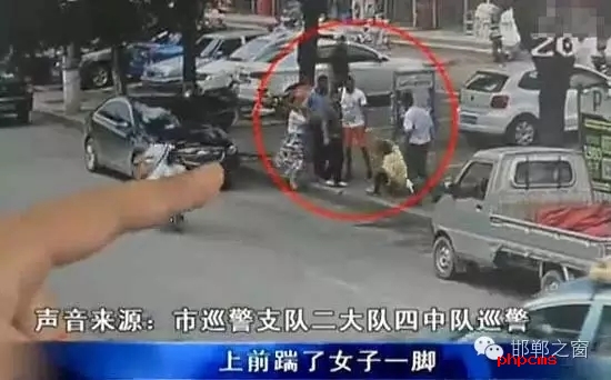 8月5日，市巡警支隊二大隊四中隊巡警在水廠路上巡邏時，突然一名神色慌張的男子攔下了警車，男子向巡警說他的愛人被打了。巡警立即查看情況，發(fā)現(xiàn)一名約30歲的女子手捂腹部倒在便道上，巡警立即撥打了110和120。經(jīng)了解得知，受傷女子于某某已懷有兩個月身孕，于某某的丈夫與男子有經(jīng)濟糾紛，當天男子找于某某的丈夫要錢，結果起了爭執(zhí)。巡警從醫(yī)院了解到于某某不幸流產(chǎn)。