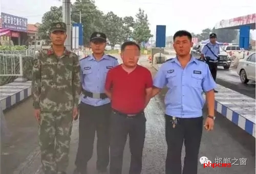 8月8日13時許，邯鄲大名李茂堤警務站民警，在一輛南樂開往龍王廟的公共汽車上，查獲一名無身份證男子。該男子自稱是龍王廟鎮(zhèn)人，在民警詢問下又改口稱是孫甘店鄉(xiāng)人，閃爍其詞、神色慌張。經(jīng)調(diào)查該男子叫朱某。于7月7日，在大名縣人民法院判決的一起民間借貸糾紛案中，犯罪嫌疑人朱某拒不履行法院判決。7月13日，大名縣公安局依法將該朱上網(wǎng)追逃。