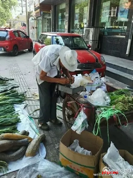 網(wǎng)友爆料：八十三歲，本該在家頤養(yǎng)天年，然而在光明大街水院路口卻有一位爺爺在酷暑烈日當(dāng)下賣菜和葡萄，如果有住在附近的小伙伴們，如果你正好想買菜，買葡萄，不妨去看看。