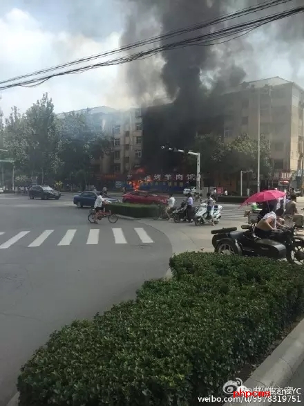 網(wǎng)友爆料：8月11日，邯鄲中華南大街和學(xué)院北路交叉口東南角，一飯店起火，消防官兵接警后緊急救援，目前起火原因不明。大家一定要注意用電用煤氣安全。