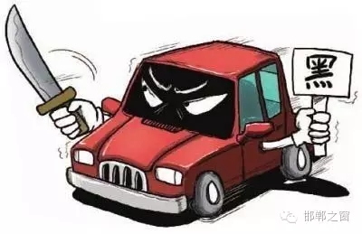 8月3日上午，公交分局接群眾報(bào)警稱，在汽車西站搭乘一輛白色奧拓(黑出租車)時(shí)，被該車司機(jī)持刀搶劫2600元。公交分局迅速組織警力現(xiàn)場(chǎng)勘查、走訪調(diào)查、調(diào)取天網(wǎng)監(jiān)控視頻、尋找嫌疑人蹤跡，經(jīng)大量工作，于次日凌晨6時(shí)許，辦案民警在復(fù)興區(qū)大乘寺附近發(fā)現(xiàn)嫌疑人的活動(dòng)蹤跡。經(jīng)縝密布控，辦案民警在火車站一舉將犯罪嫌疑人張某某抓獲，犯罪嫌疑人張某某對(duì)持刀搶劫乘客的犯罪事實(shí)供認(rèn)不諱。