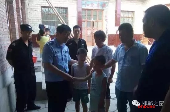8月11日上午，邯鄲館陶縣公安局指揮中心接到報(bào)警，柴堡鎮(zhèn)劉村李某因欠柴堡鎮(zhèn)武張屯村李某某錢款，李某某將李某的兩個(gè)兒子（一個(gè)10歲，一個(gè)8歲）拘禁。民警迅速趕到現(xiàn)場(chǎng)，發(fā)現(xiàn)李某家街門被反鎖，民警登上盤梯與嫌疑人談話，穩(wěn)定其情緒，做其思想工作，當(dāng)日下午17時(shí)20分許，兩個(gè)小男孩被成功解救。
