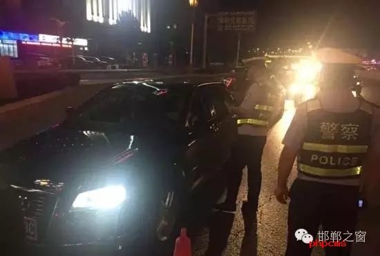 為保證奧運(yùn)期間有一個(gè)良好的道路交通環(huán)境，針對(duì)疲勞駕駛、酒后駕駛等違法行為，邯鄲交警六大隊(duì)組織開(kāi)展集中整治酒駕、醉駕專項(xiàng)行動(dòng)。8月10日，交警六大隊(duì)出動(dòng)警力130余名，出動(dòng)警車15輛，設(shè)置執(zhí)勤卡點(diǎn)17處，從20時(shí)起至23時(shí)，在大隊(duì)轄區(qū)內(nèi)查獲了18個(gè)“酒鬼”以及涉牌涉證違法行為21起。當(dāng)晚，在中華大街水廠路口，有一輛車為了逃避檢查，還試圖倒車逃跑。