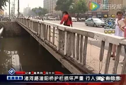 最近住在渚河路滏陽(yáng)橋附近的居民們反映，說(shuō)滏陽(yáng)橋護(hù)欄破損嚴(yán)重，每次從橋上通過(guò)時(shí)，都提心吊膽，附近居民為了安全，用繩子簡(jiǎn)單的進(jìn)行圍擋。