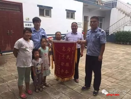 8月份，雞澤縣局店上派出所在開展入戶訪查工作中了解到，2011年，浮東三村村民孟某與外地女子唐某（云南省昭通市人）結(jié)婚，戶口沒有遷移，因是二婚，妻子唐某帶有的三個(gè)孩子也跟隨孟某生活，三個(gè)孩子均沒有戶口。不幸的是，其妻子唐某在2015年年底因車禍死亡，三個(gè)孩子無法取得醫(yī)學(xué)證明，就一直未能申報(bào)戶口。民警在獲悉此情況后，主動(dòng)上門對(duì)這3個(gè)無戶口孩子進(jìn)行入戶調(diào)查，經(jīng)過一周的緊張工作，雞澤縣局店上派出所會(huì)同縣局戶政股為這3個(gè)孩子解決了戶口問題，最終將3個(gè)孩子的戶口頁(yè)交到孟某手中。