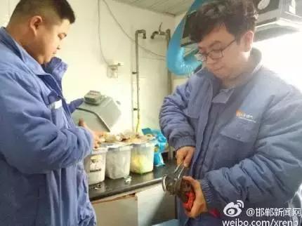 2月28日，邯鄲華潤燃氣公司工作人員對我市叢臺花園，滏新家園等燃氣用戶進行安檢，截止目前，該公司已入戶安檢21938戶，發(fā)現(xiàn)隱患并整改1564戶。根據(jù)相關(guān)規(guī)定，燃氣經(jīng)營企業(yè)每兩年需對所管轄范圍內(nèi)的燃氣用戶進行一次入戶安全檢查工作，其目的是查找安全隱患，確保用戶安全用氣。