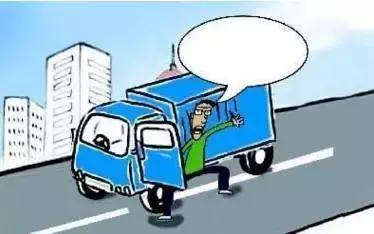 2月27日凌晨，邯鄲市一名男子套用其表哥A2駕駛證信息駕駛大貨車進入市區(qū)，沒成想因為嘴角的一顆痣被交警看出破綻，不僅被公安機關(guān)依法行政拘留了15天，而且被罰款1500元。在事實面前，駕駛?cè)瞬坏貌怀姓J自己無證，試圖用表哥的駕駛證蒙混過關(guān)。